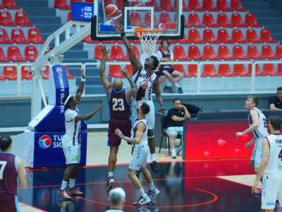 Peterson 27 Sayi Atti Pizza Bulls Bordo Trabzonsporu Maglup Etti