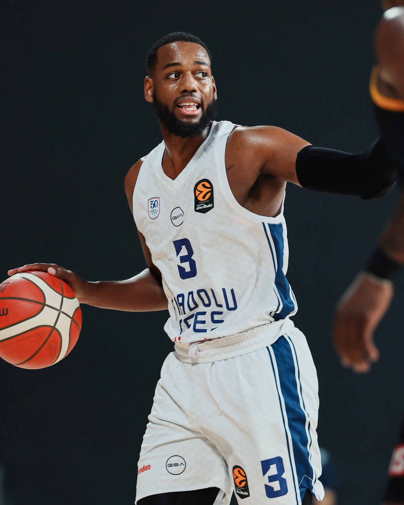 Anadolu Efes AEK hazirlik macindan kare