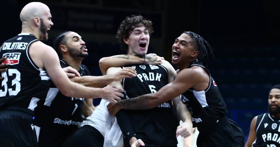 Cedi Osman PAOK formasıyla kutlama
