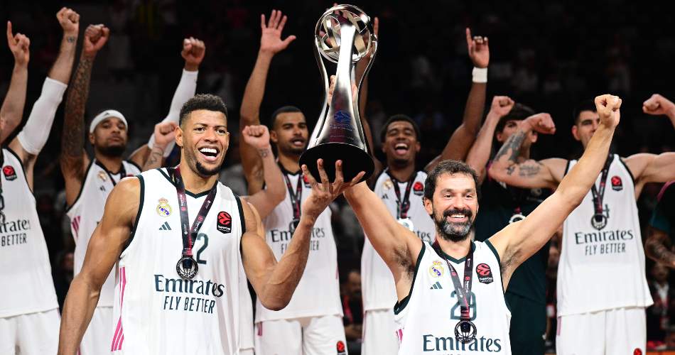 Edy Tavares ve Sergio Llull, Olimpiakos karşısında EuroLeague Süper Kupa'yı kaldırıyor