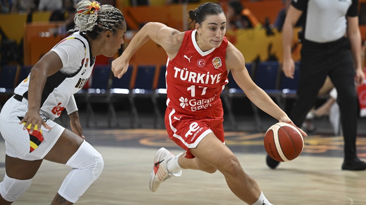 Kennedy Burke maçta rakiple mücadele ediyor