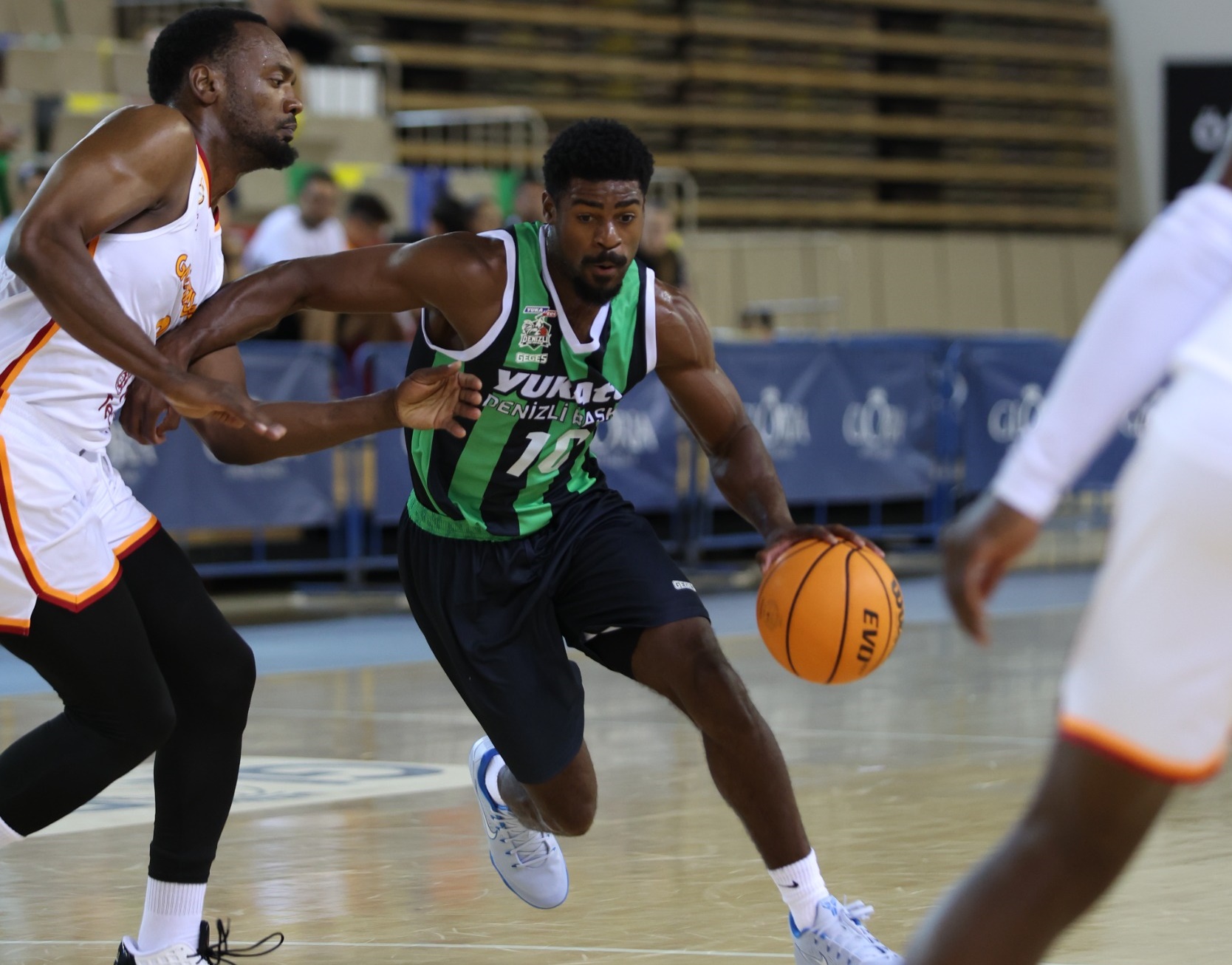 Victor Bailey ve Denizli Basket oyuncuları Gloria Cup hazırlık maçında