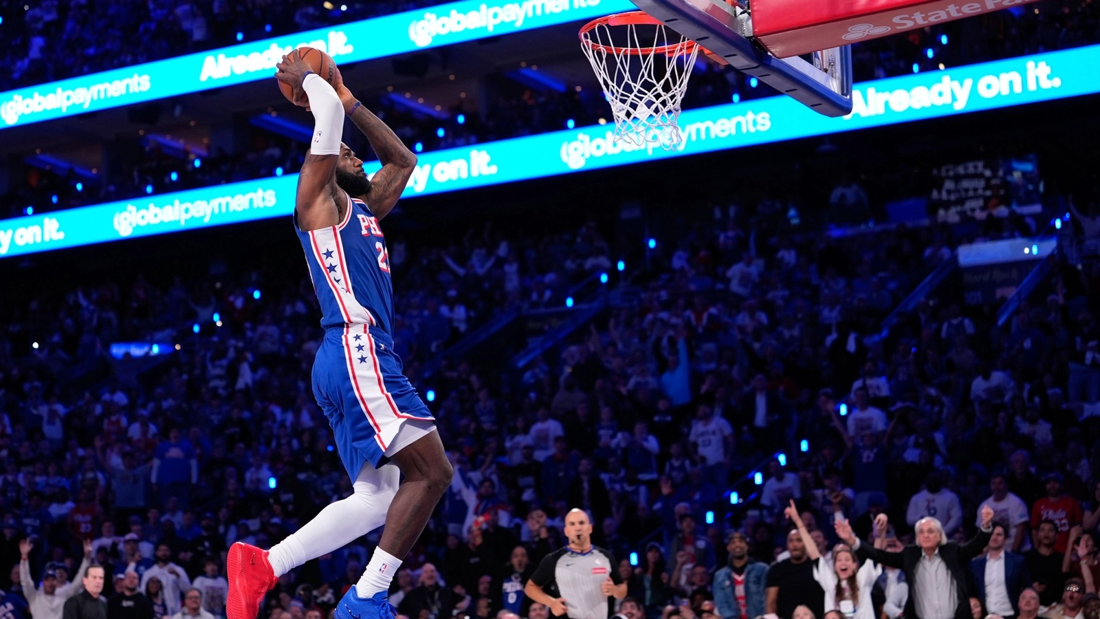 LeBron James, 76ers formasıyla iç saha açılışında