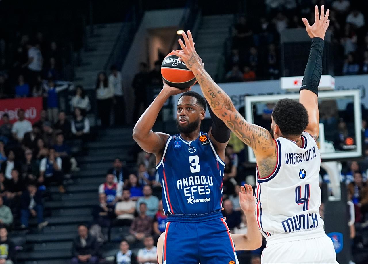 Anadolu Efes Jordan Loyd ve Bayern Münih Duane Washington EuroLeague maçında