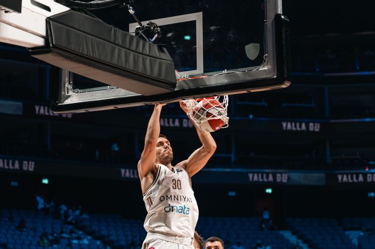 Dubai Basketball oyuncuları maç boyunca