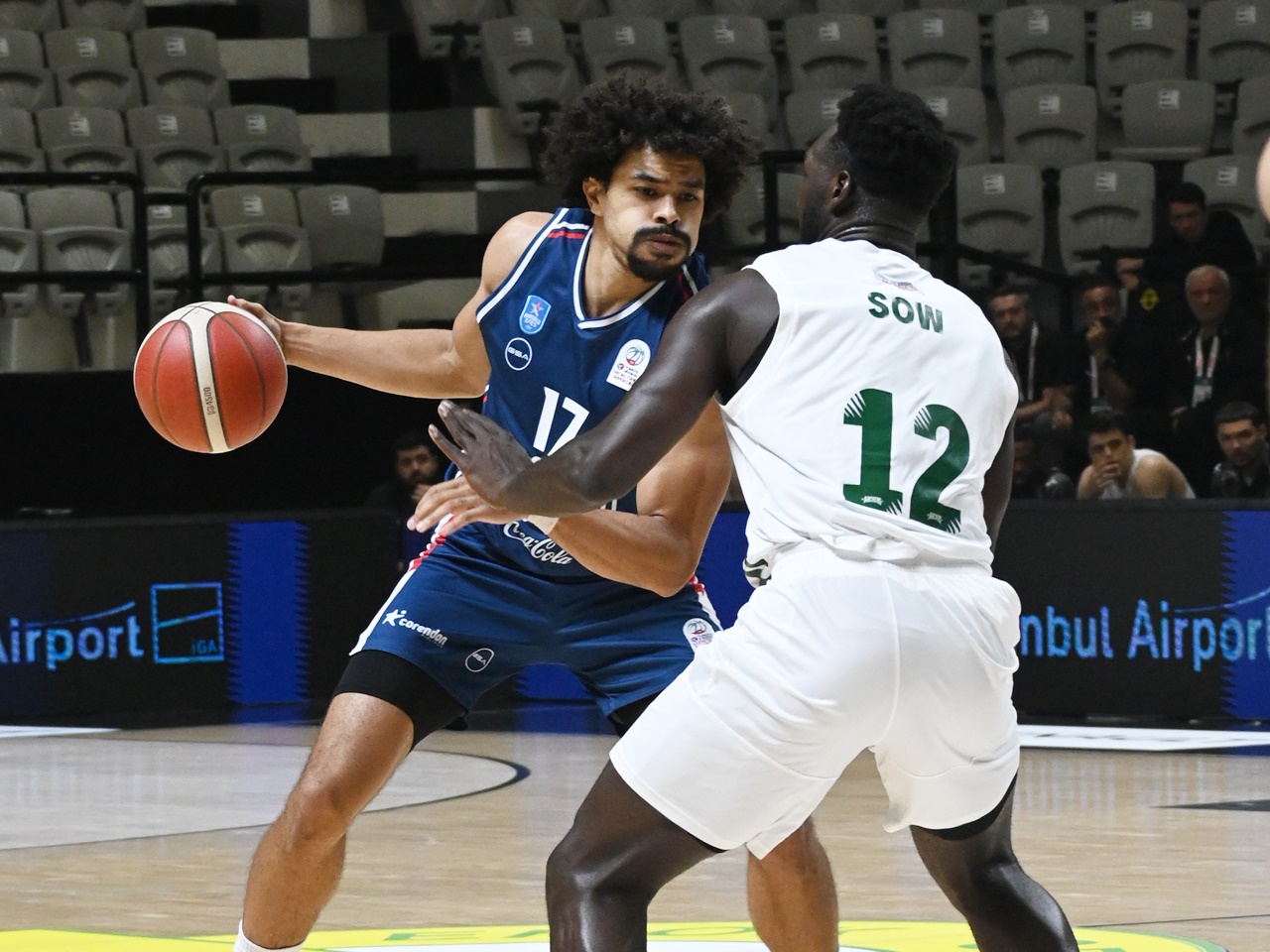 Erokspor Anadolu Efes maçından bir kare