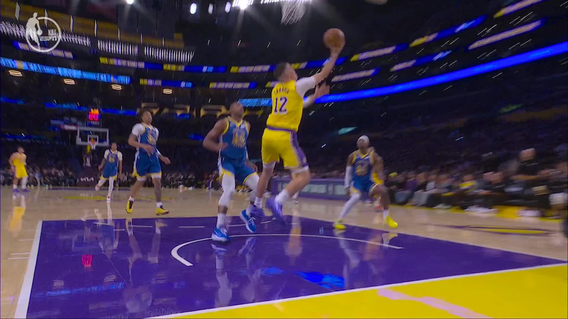 Walker Kessler Lakers formasıyla ilk maçında smaç yaparken