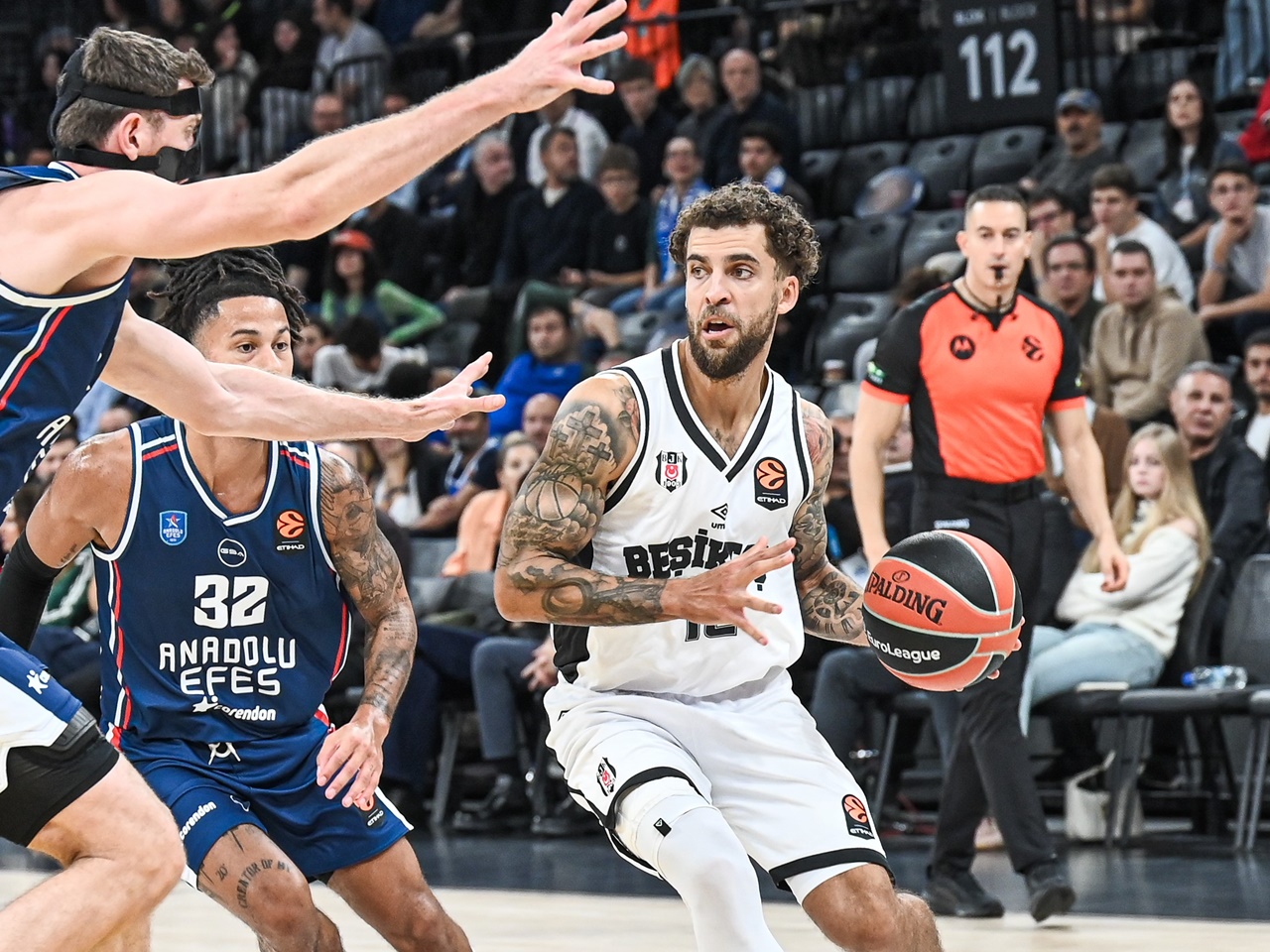 Anadolu Efes Beşiktaş derbisinde mücadele