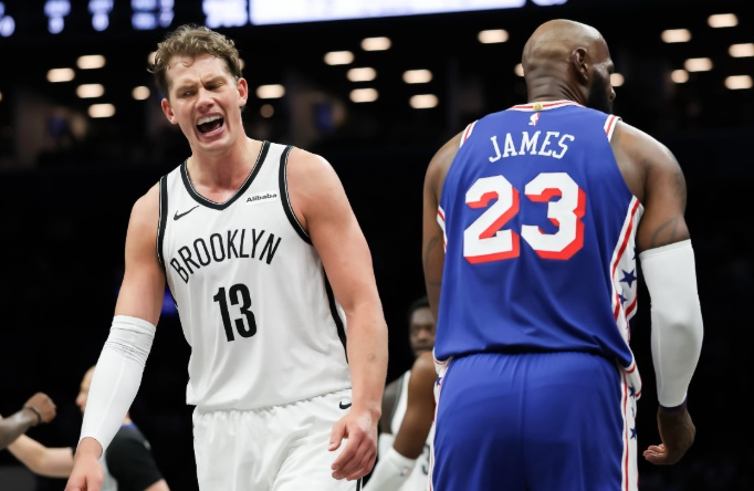 LeBron James ve Joel Embiid NBA hazırlık maçında sahada