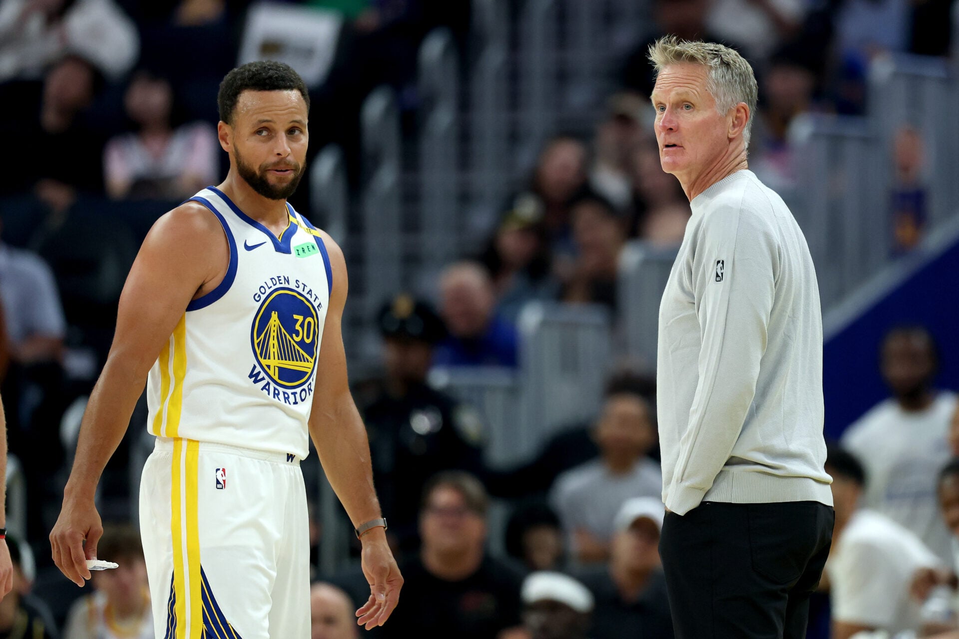 Steve Kerr ve Stephen Curry Warriors antrenmaninda