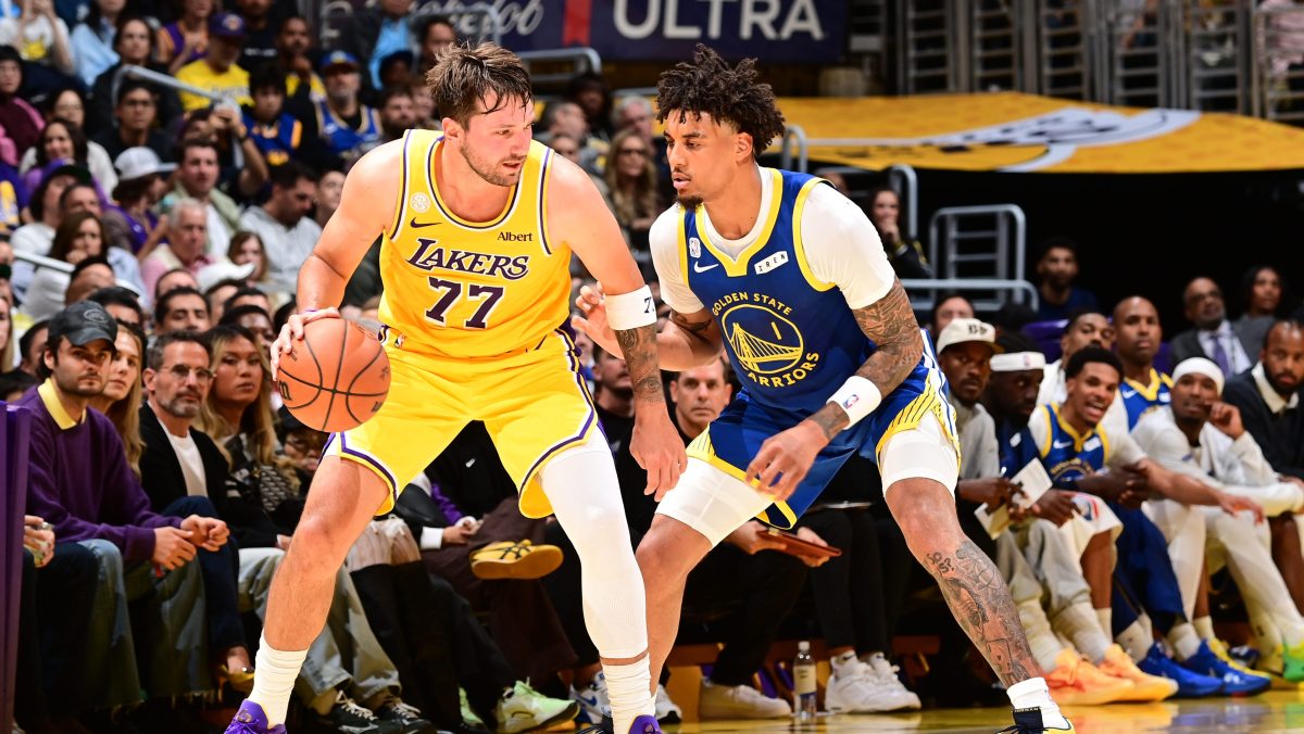 Warriors çaylağı Yaxel Lendeborg, Lakers karşısında savunma yaparken