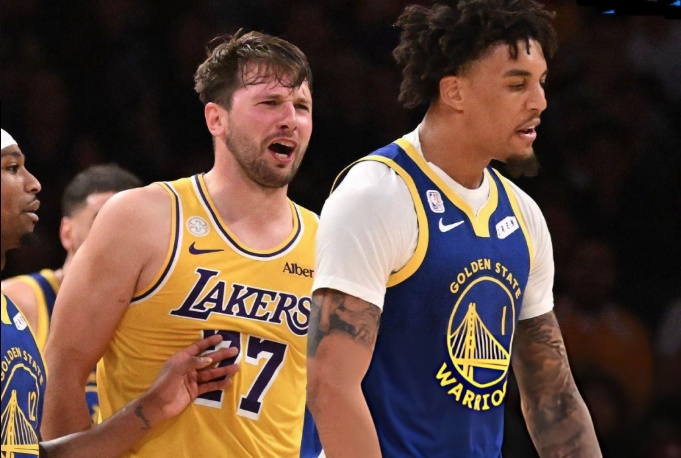 Luka Doncic, Lakers-Warriors maçında savunmaya karşı topu kullanırken